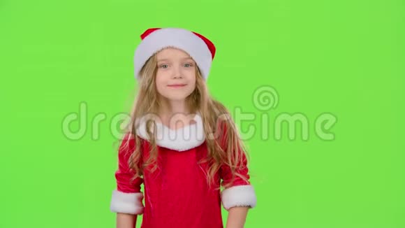 小女孩穿着她的新年服装旋转绿色屏幕慢动作视频的预览图