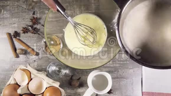在蛋黄和糖中倒入牛奶顶部视频的预览图
