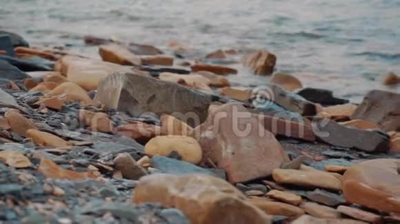 海浪发现的石头海岸视频的预览图