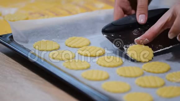 准备烤饼干厨房工作的过程视频的预览图