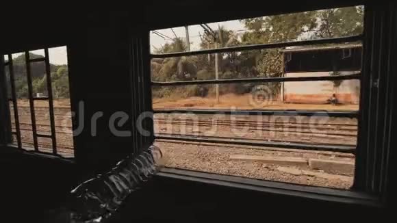 印度人从火车窗口扔塑料瓶和垃圾视频慢动作视频的预览图