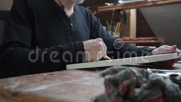 男性艺术家的手在画室画素描视频的预览图