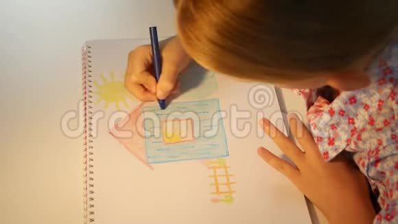 4K儿童画屋女孩绘画儿童制作工艺儿童教育视频的预览图