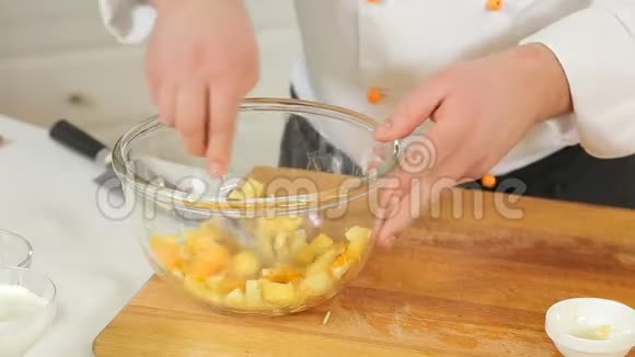 把水果沙拉拌在碗里视频的预览图