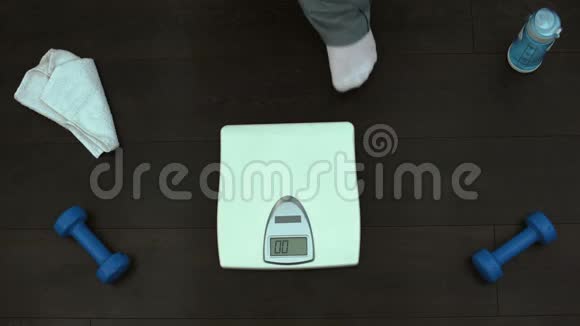 肥胖男子站在健身房检查体重减肥训练节食视频的预览图