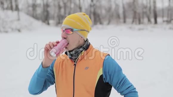滑雪者喝一杯喝能量视频的预览图