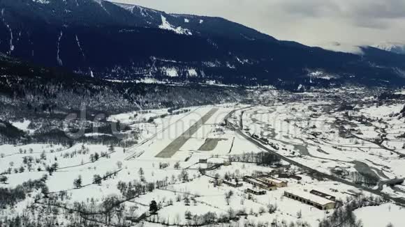 在山上的跑道上有大量的雪空中镜头在4k视频的预览图