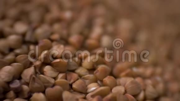 生荞麦放在桌子上荞麦肉块概念食谱的片段4K食物录像视频的预览图