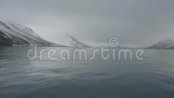 美丽的风景雪山峰和悬崖海岸视频的预览图