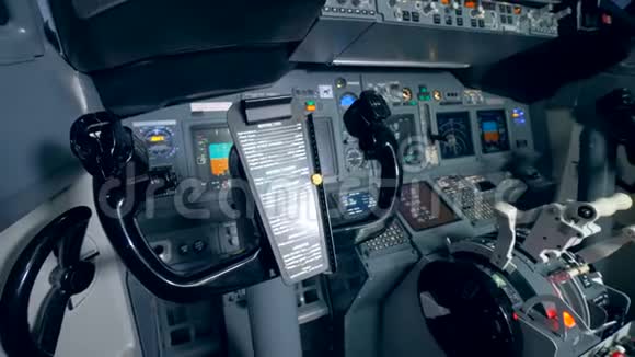 一个有大仪表板的现代飞机舱关闭视频的预览图