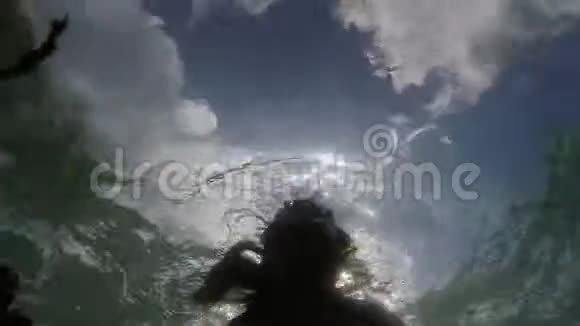 比基尼的女人带着美丽的太阳耀斑在水下游泳1920x1080视频的预览图