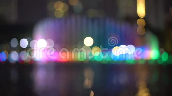 彩色音乐舞蹈喷泉的慢动作背景视频网站背景视频的预览图