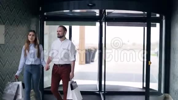恋爱中的情侣穿过商场视频的预览图