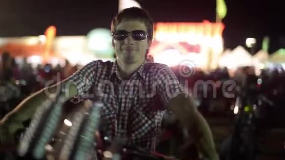 晚上男骑自行车的人戴着太阳镜在摩托车上摆姿势1920x1080视频的预览图