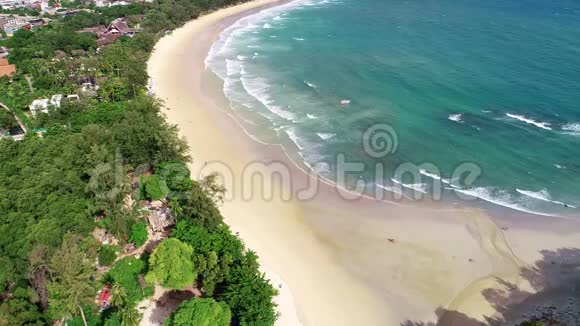 空中无人机视野飞越热带海洋美丽的海滨视频的预览图