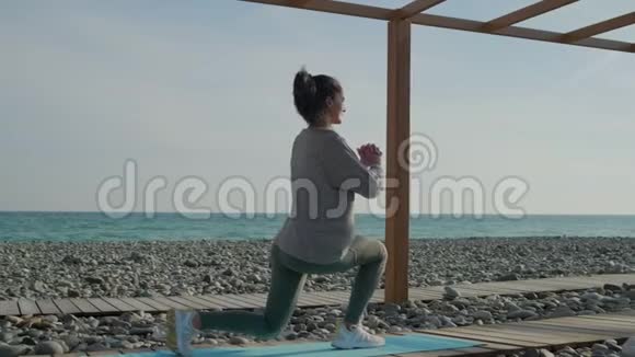 女人在外面做腿部运动视频的预览图