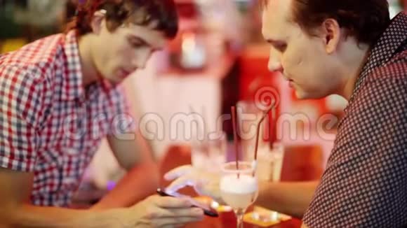 年轻的商人在咖啡馆里使用电话1920x1080视频的预览图
