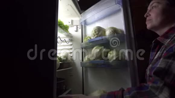 40岁节食的女人晚上会看冰箱视频的预览图