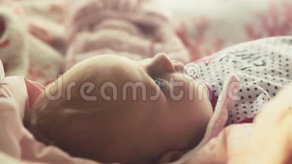 新生婴儿躺在背上第一次试图微笑1920x1080高清高清视频的预览图