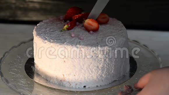 糕点厨师切蛋糕草莓酸奶蛋糕由奶油海绵蛋糕组成上面覆盖着以奶油为基础的活视频的预览图
