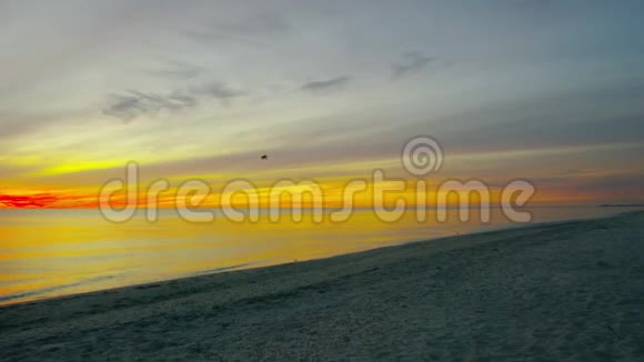 海滩上的日落太阳落在海里雨伞视频的预览图