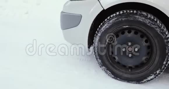 冬季道路上汽车车轮超速行驶关门视频的预览图