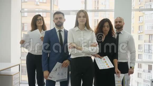 办公室工作人员两个年轻的男人和三个年轻的女人在一个侏儒三角区排队在一个Pelneft计划中每个人都是女人视频的预览图
