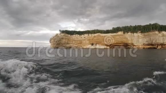 PictureRocks国家湖岸印度头岩组视频的预览图