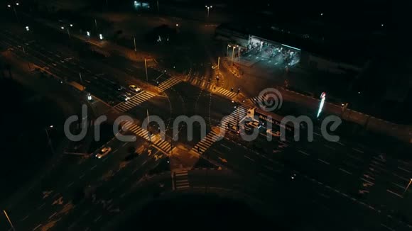 十字路口与加油站夜间低市交通4K航天视频视频的预览图