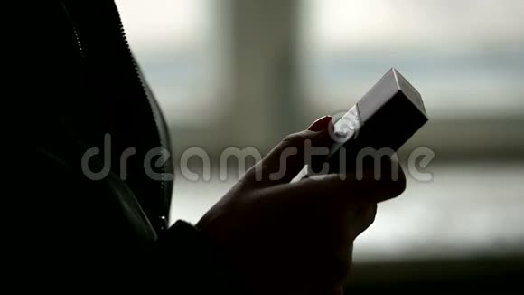 特写女性手的剪影打开一包香烟从那里得到一支香烟可怕的视频的预览图
