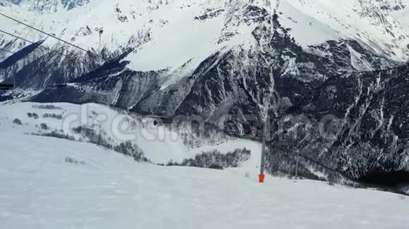4k滑雪电梯背景下覆盖着白雪的壮丽山视频的预览图