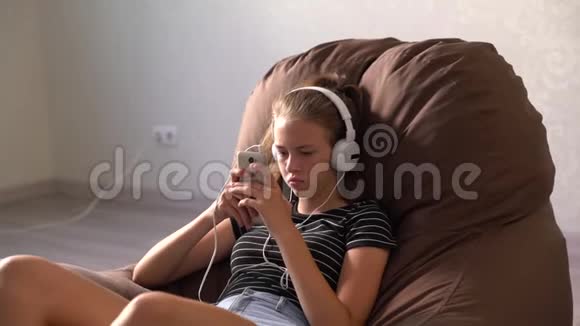 坐着听音乐的少女视频的预览图