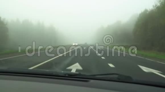 在浓雾中驾驶汽车能见度为零的恶劣天气状况客舱透视视频的预览图