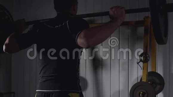 体育运动中的年轻运动员训练在健身房蹲有重量的蹲体育概念视频的预览图