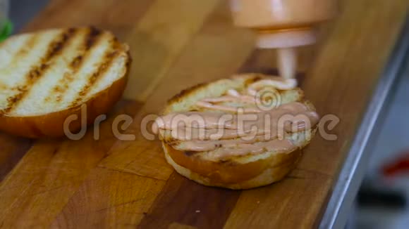 汉堡酱涂在面包上视频的预览图