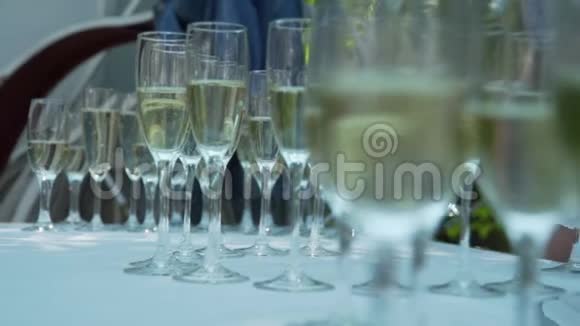 侍者移动香槟杯视频的预览图