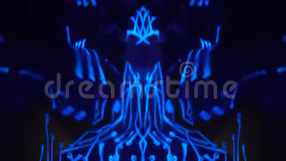 一个女孩身体上画着一个微电路在夜总会里在紫外线下跳舞编辑视频的预览图