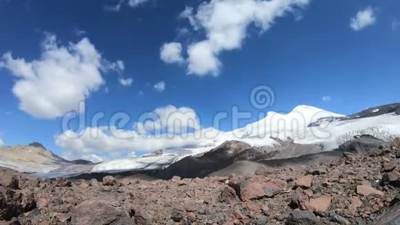 沉睡的埃尔布鲁斯火山脚的时间流逝天空中白雪皑皑的山峰和移动的阴影和云彩视频的预览图