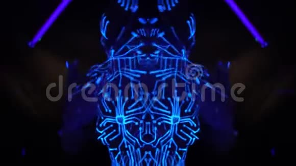 夜店里在紫外线照射下身体艺术女孩的超幻想运动视频的预览图