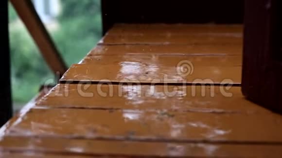 雨滴在房子的旧木门廊上视频的预览图