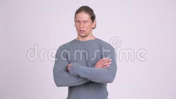 愤怒的男人怒不可遏双臂交叉在白色背景上视频的预览图