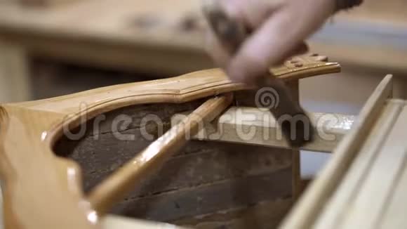木艺工作室筑巢箱的男性手工清漆视频的预览图