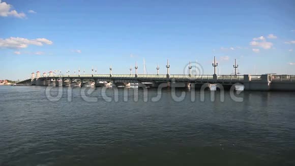 桥边视频的预览图