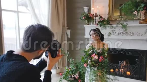 摄影师拍摄新娘背景的花束和壁炉视频的预览图