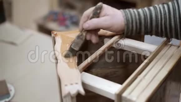 木工工作室手工手工新家具手工清漆视频的预览图