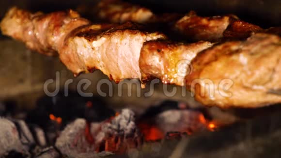 在木炭烤架上烤肉的时候要把脂肪滴好视频的预览图