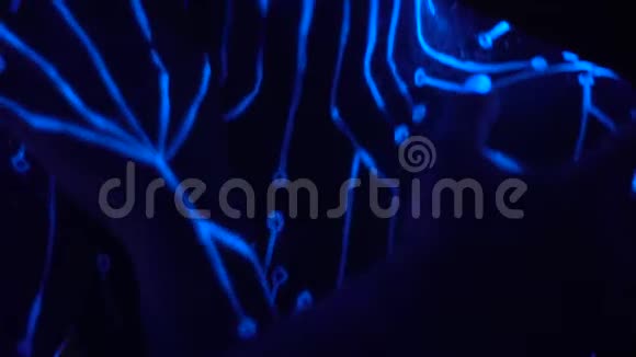 一个女孩在她的身体上画了一个外星图像的形式的身体以恍惚的方式移动到音乐视频的预览图