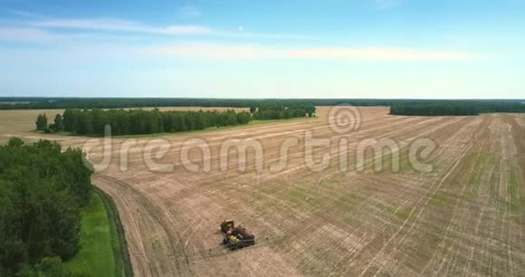 高鸟瞰农业设备站在野外视频的预览图