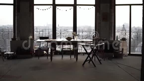女艺术家在全景窗户的光线照射下把画架放进去视频的预览图
