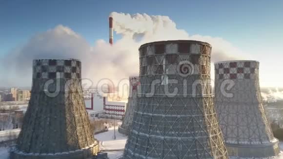 空中观景大型冷却塔产生白色蒸汽视频的预览图